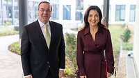 Boris Pistorius und Katherina Reiche stehen nebeneinander und lächeln in die Kamera.