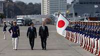 Verteidigungsminister Boris Pistorius und sein japanischer Amtskollege beim Abschreiten der Front