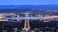 Eine Nachtaufnahme der Stadt Canberra von oben. 