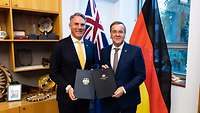 Pistorius und sein australischer Amtskollege Richard Marles, dahinter die Flaggen