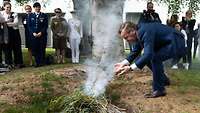 Minister Pistorius bei einem indigenen Willkommens-Ritual mit Rauch.