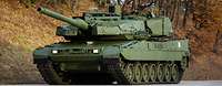 Ein Kampfpanzer vom Typ Leopard 2 A8 steht auf einer asphaltierten Fläche.
