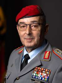 Ein Portrait von dem Generalinspekteur der Bundeswehr, Carsten Breuer, vor dunklem Hintergrund