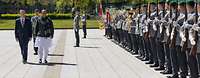Boris Pistorius und sein indischer Amtskollege schreiten eine Ehrenformation der Bundeswehr ab.
