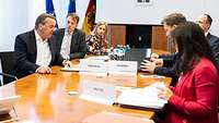 Boris Pistorius, Katherina Reiche und Lars Klingbeil in einem Konferenzraum an einem runden Tisch