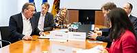 Boris Pistorius, Katherina Reiche und Lars Klingbeil in einem Konferenzraum an einem runden Tisch