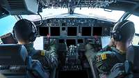 Piloten sitzen im Cockpit eines Militärflugzeuges.