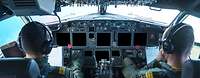 Piloten sitzen im Cockpit eines Militärflugzeuges.