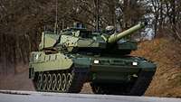 Ein Kampfpanzer Leopard 2 A8 steht auf einer asphaltierten Fläche.