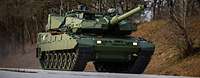 Ein Kampfpanzer Leopard 2 A8 steht auf einer asphaltierten Fläche.