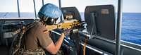 Eine Soldatin schießt mit dem MG5 von Bord der Fregatte Brandenburg während der UN-Mission UNIFIL.