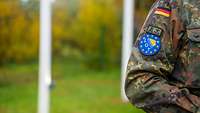 Im Bild ist ein Arm eines Soldaten mit dem Abzeichen eines LOT bei der Mission EUFOR zu sehen.