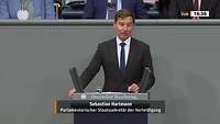 Sebastian Hartmann steht am Rednerpult