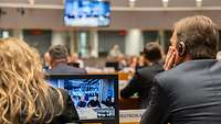 Minister Pistorius und sein ukrainischer Amtskollege sind auf einem Bildschirm zu sehen.