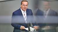 Minister Pistorius bei seiner Rede am Pult des Bundestages