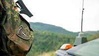 Soldat beobacht während einer Patrouille das Gelände bei der NATO-Mission KFOR im Kosovo.