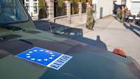 Ein Fahrzeug trägt das Wappen der EU-Mission EUFOR Operation Althea.