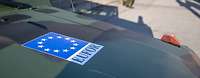 Ein Fahrzeug trägt das Wappen der EU-Mission EUFOR Operation Althea.