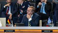 Boris Pistorius hört, an einem Tisch sitzend aufmerksam einer Sitzung zu.