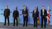 Boris Pistorius auf einem Gruppenfoto mit Vertretern der Ukraine, Nato und Großbritanniens. 
