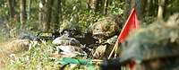 Soldaten liegen in einer Stellung und bekämpfen Ziele mit dem Gewehr G36.