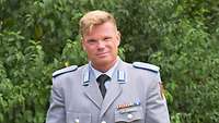 Ein Soldat im Dienstanzug schaut in die Kamera