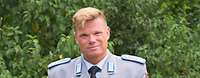 Ein Soldat im Dienstanzug schaut in die Kamera