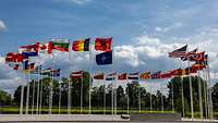Flaggen der NATO-Mitgliedstaaten wehen vor dem Hauptquartier