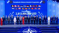 Viele Personen stehen nebeneinander auf einer Bühne beim NATO-Gipfel in Ankara.