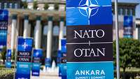 Flaggen mit dem NATO-Logo in Ankara.