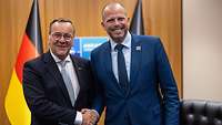 Boris Pistorius beim Handschlag mit seinem belgischen Amtskollegen Theo Francken.