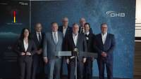 Boris Pistoius bei einem Gruppenbild mit Mitarbeitenden der OHB Bremen.