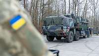 Ukrainische Soldaten werden an einem Patroit-System ausgebildet.
