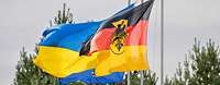 Die Bundesdienstflagge weht zusammen mit der ukrainischen Flagge, dahinter die Flagge der EU.