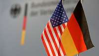 Eine deutsche und eine US-amerikanische Flagge