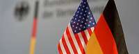 Eine deutsche und eine US-amerikanische Flagge