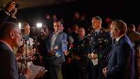 rechts Pistorius und hochrangiger Soldat sind umringt von Presseleuten mit Handys, Kameras und Mikrofonen