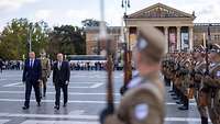 Boris Pistorius und Romulusz Ruszin-Szendi schreiten die Front angetretener Soldaten ab.