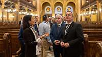 Boris Pistorius steht mit anderen Personen in einer Synagoge.
