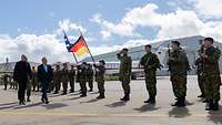 zwei Männer schreiten eine Empfangsformation aus griechischen Soldaten ab 