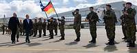 zwei Männer schreiten eine Empfangsformation aus griechischen Soldaten ab 