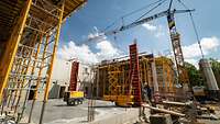 Eine Baustelle mit mehreren Gerüsten und einem Kran