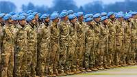Angetretene Soldaten mit blauem Barrett
