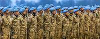 Angetretene Soldaten mit blauem Barrett