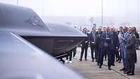 Boris Pistorius steht zusammen mit mehreren Personen vor einem Luftfahrzeug.