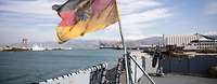Deutsche Flagge auf einem Schiff im Hafen