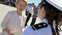 Von der Leyen gratuliert Soldatin zur Beförderung