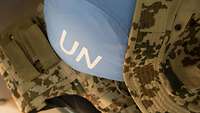 Blauhelm und Uniform