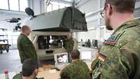 Litauische Soldaten bei der Ausbildung am Turmtrainer der Panzerhaubitze 2000