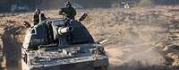 Litauische Panzerhaubitze fährt im Gelände